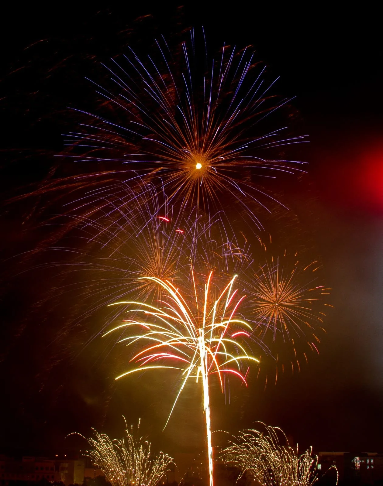 Feux d'artifice au-dessus de la scène d'un événement au Maroc